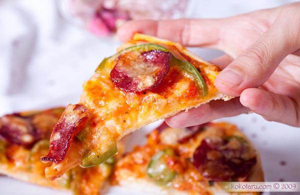 pizza salami, pepperoni và ớt chuông 