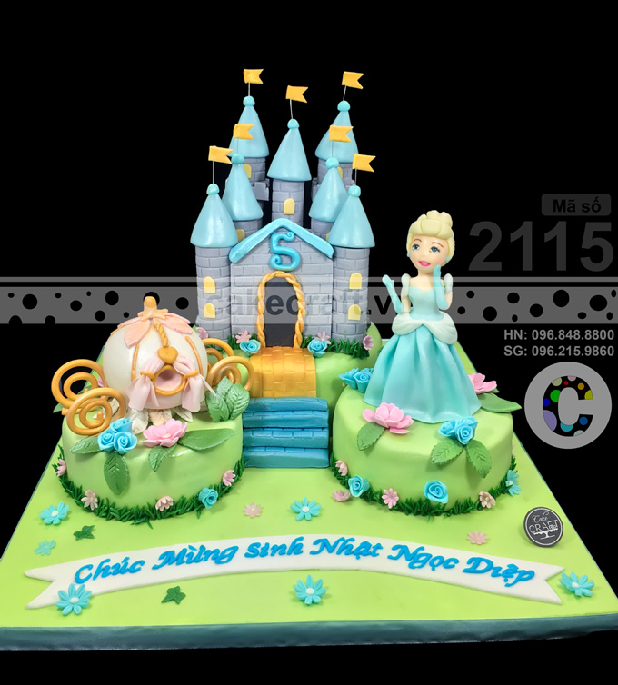 Bánh sinh nhật cho bé gái được yêu cầu tạo hình với lâu đài và nàng công chúa Cinderella
