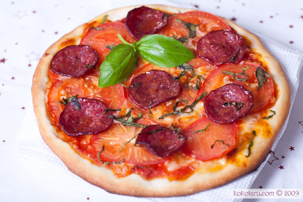 pizza với peperoni và salami 