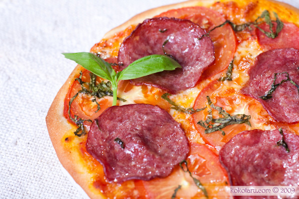 pizza với peperoni và salami 