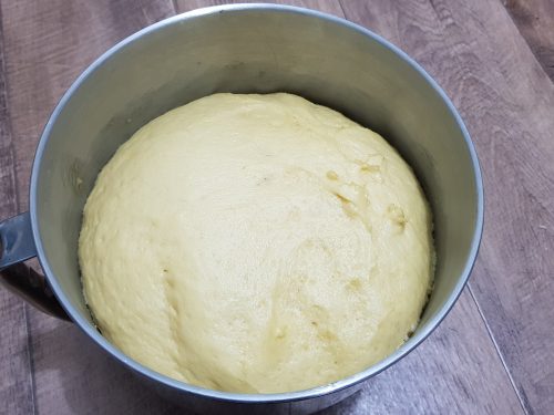 Bánh mì brioche cuộn vòng