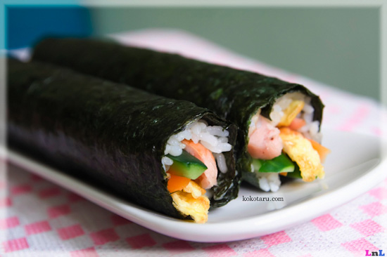 Kimbap - cơm cuốn rong biển kiểu Hàn Quốc